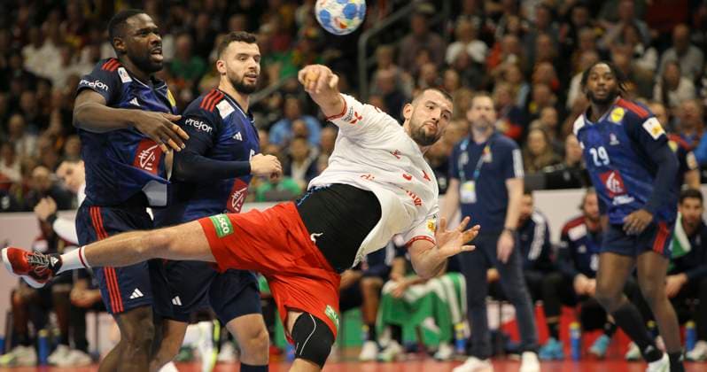 Photo Goal throw of Lucas Meister Switzerland , Suisse against Karl Olivier KONAN France , left and Nedim REMILI behind European Handball Championship, preliminary round in Berlin , on Sun 14 01 2024 Switzerland France 26 26