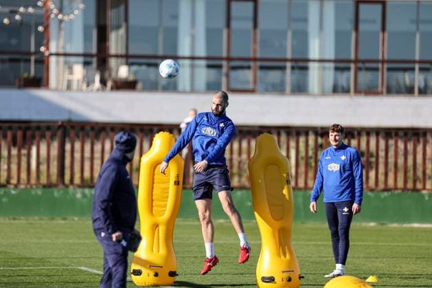 Header training at the SV Darmstadt 98 training camp in Valencia, El Saler on 07 01 25 in El Saler, Valencia xamx Photo Alfio Marino Copyright:
