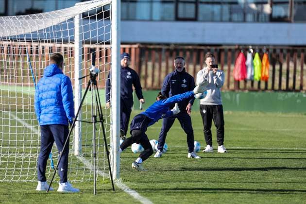 Tim Rohde in goal is cheered on by co-coach Darius Scholtysik at the SV Darmstadt 98 training camp in Valencia, El Saler on 07 01 25 in El Saler, Valencia xamx Photo Alfio Marino Copyright: