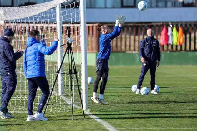 Til Rohde in action in the background Darius Scholtysik watches the action at the SV Darmstadt 98 training camp in Valencia, El Saler on 07 01 25 in El Saler, Valencia xamx Photo Alfio Marino Copyright: