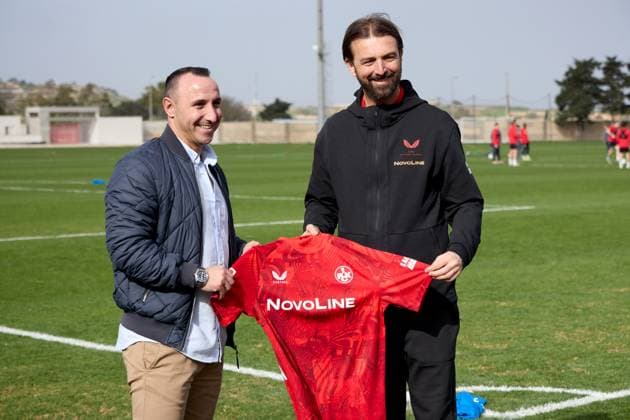 1. FC Kaiserslautern winter training camp in Malta 2025. Maltese former 1. FC Kaiserslautern soccer player Michael Mifsud (left) receives a club jersey memento from Thomas Hengen (right), club managing director, prior to a 1. FC Kaiserslautern training event at the Training Grounds in Ta Qali, Malta, on January 7, 2025. The 2. Bundesliga German team undergoes a week-long winter training camp in Malta starting January 3, 2025. Rabat Ta Qali Malta  Copyright: xDomenicxAquilinax originalFilename:aquilina-1fckaise250107_npzEY.jpg