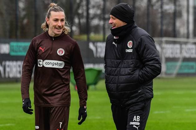 Sport Bilder des Tages Jackson Irvine Trainer Alexander Blessin ( Pauli ) lachen Deutschland , Hamburg , Traininggelände an der Kollaustrasse , Fussball , 1 . Fussball Bundesliga , FC St Pauli *** Jackson Irvine Coach Alexander Blessin Pauli laugh Germany , Hamburg , Training ground at Kollaustrasse , Football , 1 Soccer Bundesliga , FC St Pauli