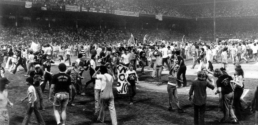 Archivbilder der Woche SPORT KW02 An anti-disco promotion in Comiskey Park in 1979 drew thousands of teens, who poured onto the field between games of a White Sox double-header. The Sox forfeited the second game. (Ed Wagner Jr. Chicago Tribune TNS) Chicago IL USA EDITORIAL USE ONLY Copyright: xx EdxWagnerxJr.x krtphotoslive840683