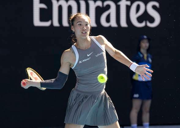 (250108) -- MELBOURNE, Jan. 8, 2025 -- Zheng Qinwen of China hits a return during an exhibition match against Elina Svitolina of Ukraine at Australian Open tennis tournament in Melbourne, Australia, Jan. 8, 2025. (Photo by Xinhua) (SP)AUSTRALIA-MELBOURNE-TENNIS-AUSTRALIAN OPEN-EXHIBITION MATCH ChuxChen 