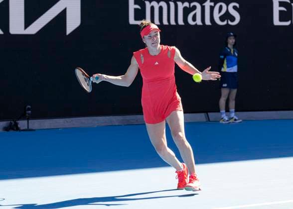 (250108) -- MELBOURNE, Jan. 8, 2025 -- Elina Svitolina of Ukraine hits a return during an exhibition match against Zheng Qinwen of China at Australian Open tennis tournament in Melbourne, Australia, Jan. 8, 2025. (Photo by Xinhua) (SP)AUSTRALIA-MELBOURNE-TENNIS-AUSTRALIAN OPEN-EXHIBITION MATCH ChuxChen 