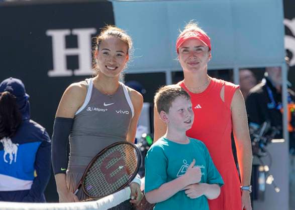 (250108) -- MELBOURNE, Jan. 8, 2025 -- Zheng Qinwen (L) of China and Elina Svitolina (R) of Ukraine pose for photos before their exhibition match at Australian Open tennis tournament in Melbourne, Australia, Jan. 8, 2025. (Photo by Xinhua) (SP)AUSTRALIA-MELBOURNE-TENNIS-AUSTRALIAN OPEN-EXHIBITION MATCH ChuxChen 