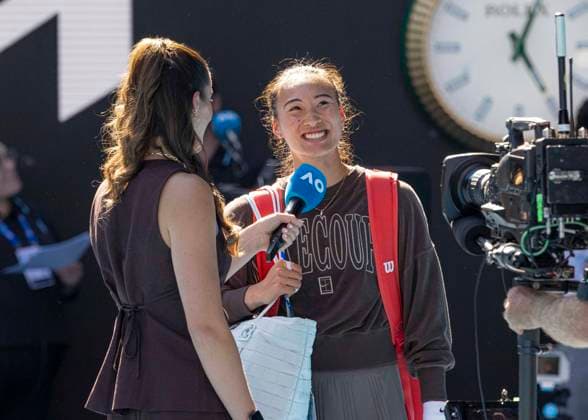 (250108) -- MELBOURNE, Jan. 8, 2025 -- Zheng Qinwen of China receives an interview before an exhibition match against Elina Svitolina of Ukraine at Australian Open tennis tournament in Melbourne, Australia, Jan. 8, 2025. (Photo by Xinhua) (SP)AUSTRALIA-MELBOURNE-TENNIS-AUSTRALIAN OPEN-EXHIBITION MATCH ChuxChen 