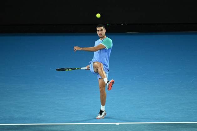TENNIS AO CHARITY ALCARAZ MINAUR, Carlos Alcaraz of Spain kicks the tennis ball during their charity match between Carlos Alcaraz of Spain and Alex de Minaur of Australia at Rod Laver Arena in Melbourne, Wednesday, January 8, 2025. ( NO ARCHIVING, EDITORIAL USE ONLY, NO USE IN BOOKS WITHOUT CONSENT MELBOURNE VICTORIA AUSTRALIA  Copyright: xJAMESxROSSx 20250108172732018805