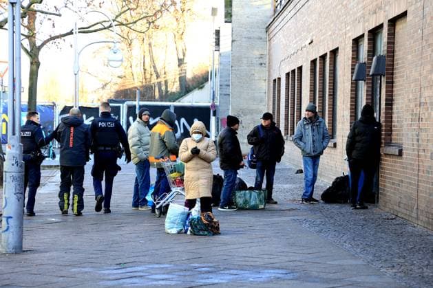 DEU, DVV, 1 VBL, BR Volleys , Stadtmission, 08 01 2025, Stadtmission Berlin, Berlin, DEU, DVV, 1 VBL, BR Volleys , Stadtmission, in the picture players and coaches help in the Stadtmission Needy people line up for food distribution Photo Juergen Engler nordphoto GmbH nordphotoxGmbHx xEngler nph00076