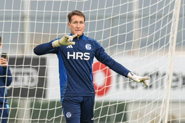 Belek, Türkei, 08.01.25: Torwart Ron-Thorben Hoffmann (FC Schalke 04) gestikuliert, Gestik waehrend des Trainings im Trainingslager von FC Schalke 04 im Titanic Deluxe Football Center am 08. January 2025 in Belek, Türkei. Belek Titanic Deluxe Football Center Turkey *** Belek, Turkey, 08 01 25 Goalkeeper Ron Thorben Hoffmann FC Schalke 04 gestures, gestures during training at the training camp of FC Schalke 04 at Titanic Deluxe Football Center on 08 January 2025 in Belek, Turkey Belek Titanic Deluxe Football Center Turkey Copyright: xStefanxBrauer Brauer-Fotoagenturx