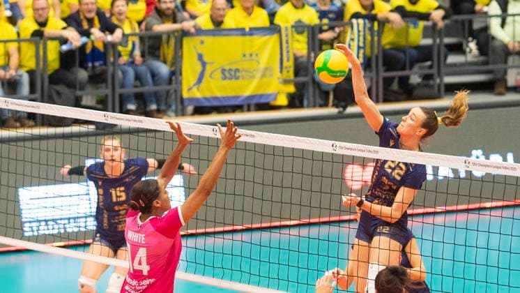8 1 2025, Volleyball, Women, CEV Champions League Volley 2025, Preliminary round, Group B, Matchday 5, SSC Palmberg Schwerin Levallois Paris Saint Cloud Jazmine White Levallois Paris Saint Cloud, 2 v left against Jaelyn Keene SSC Palmberg Schwerin, right Schwerin Palmberg Arena Mecklenburg-Vorpommern Germany