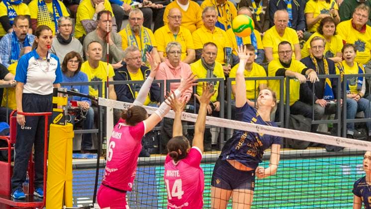 8 1 2025, Volleyball, Women, CEV Champions League Volley 2025, Preliminary round, Group B, Matchday 5, SSC Palmberg Schwerin Levallois Paris Saint Cloud Natalia Murek Levallois Paris Saint Cloud, left and Jazmine White Levallois Paris Saint Cloud, 2 from left against Britte Stuut SSC Palmberg Schwerin, right Schwerin Palmberg Arena Mecklenburg Western Pomerania Germany