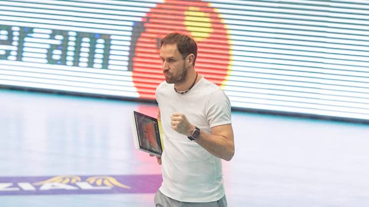 8 1 2025, Volleyball, Women, CEV Champions League Volley 2025, Preliminary round, Group B, Matchday 5, SSC Palmberg Schwerin Levallois Paris Saint Cloud Coach Felix Koslowski SSC Palmberg Schwerin cheers Schwerin Palmberg Arena Mecklenburg-Vorpommern Germany