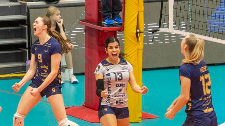 8 1 2025, Volleyball, Women, CEV Champions League Volley 2025, Preliminary round, Group B, Matchday 5, SSC Palmberg Schwerin Levallois Paris Saint Cloud Leana Grozer SSC Palmberg Schwerin, left, Patricia Llabres Herrera SSC Palmberg Schwerin, center and Hannah Kohn SSC Palmberg Schwerin, right cheer Schwerin Palmberg Arena Mecklenburg-Vorpommern Germany