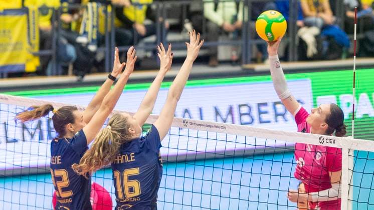 8 1 2025, Volleyball, Women, CEV Champions League Volley 2025, Preliminary round, Group B, Matchday 5, SSC Palmberg Schwerin Levallois Paris Saint Cloud Jaelyn Keene SSC Palmberg Schwerin, left, Marie Hänle SSC Palmberg Schwerin, center against Natalia Murek Levallois Paris Saint Cloud, right Schwerin Palmberg Arena Mecklenburg-Vorpommern Germany