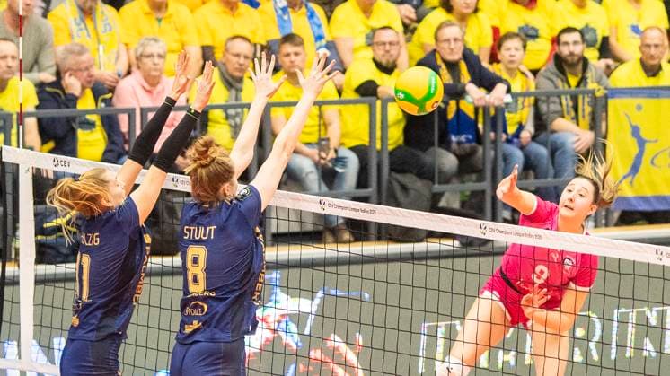 8 1 2025, Volleyball, Women, CEV Champions League Volley 2025, Preliminary round, Group B, Matchday 5, SSC Palmberg Schwerin Levallois Paris Saint Cloud Anne Hölzig SSC Palmberg Schwerin, left and Britte Stuut SSC Palmberg Schwerin, center against Bianca Cugno Levallois Paris Saint Cloud, right Schwerin Palmberg Arena Mecklenburg-Vorpommern Germany