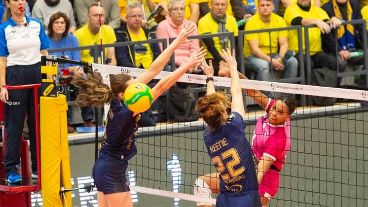8.1.2025, Volleyball, Frauen, CEV Champions League Volley 2025, Vorrunde, Gruppe B, 5. Spieltag, SSC Palmberg Schwerin - Levallois Paris Saint Cloud Leana Grozer (SSC Palmberg Schwerin, li.) und Jaelyn Keene (SSC Palmberg Schwerin, Mitte) gegen Jazmine White (Levallois Paris Saint Cloud, re.) Schwerin Palmberg Arena Mecklenburg-Vorpommern Deutschland