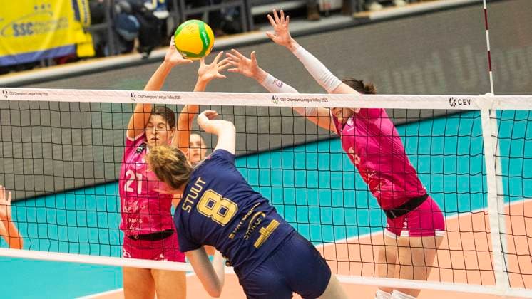 8.1.2025, Volleyball, Frauen, CEV Champions League Volley 2025, Vorrunde, Gruppe B, 5. Spieltag, SSC Palmberg Schwerin - Levallois Paris Saint Cloud Desiree Becker (Levallois Paris Saint Cloud, li.) und Natalia Murek (Levallois Paris Saint Cloud, re.) gegen Britte Stuut (SSC Palmberg Schwerin, Mitte) Schwerin Palmberg Arena Mecklenburg-Vorpommern Deutschland