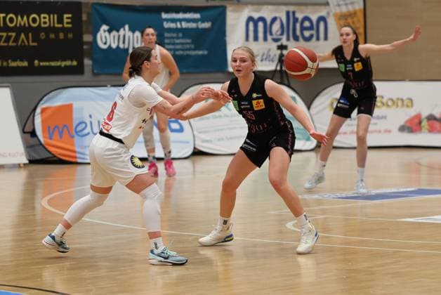 08 01 2025, Basketball, Women, DBBL Cup, Season 2024 2025, Saarlouis Royals Syntainics MBC, Jessika Schiffer Saarlouis Royals , Taylah Simmons MBC Syntainics Saarlouis Stadtgartenhalle Saarland Germany EN Copyright: xSebastianxBachx