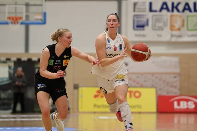 08 01 2025, Basketball, Women, DBBL Cup, Season 2024 2025, Saarlouis Royals Syntainics MBC, Jessika Schiffer Saarlouis Royals , Taylah Simmons MBC Syntainics Saarlouis Stadtgartenhalle Saarland Germany EN Copyright: xSebastianxBachx