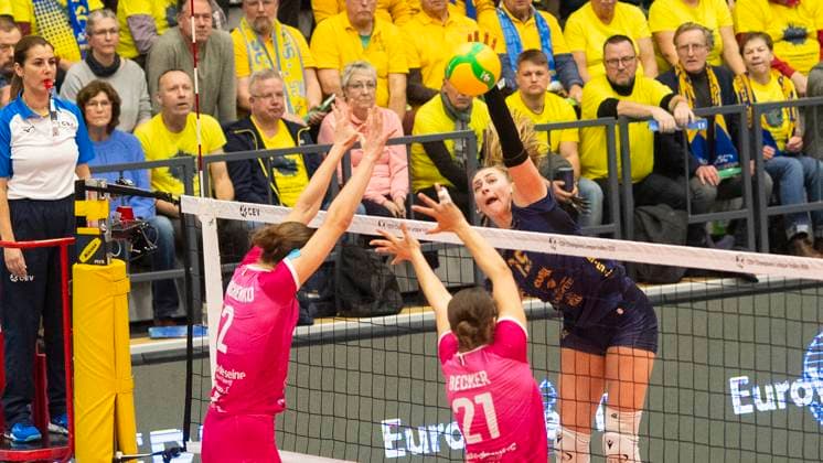 8.1.2025, Volleyball, Frauen, CEV Champions League Volley 2025, Vorrunde, Gruppe B, 5. Spieltag, SSC Palmberg Schwerin - Levallois Paris Saint Cloud Kateryna Tkachenko (Levallois Paris Saint Cloud, li.) und Desiree Becker (Levallois Paris Saint Cloud, Mitte) gegen Elles Dambrink (SSC Palmberg Schwerin, re.) Schwerin Palmberg Arena Mecklenburg-Vorpommern Deutschland