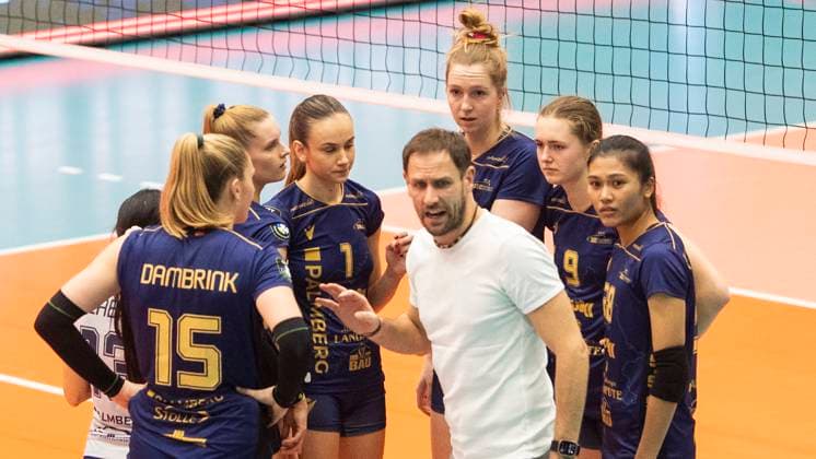 8.1.2025, Volleyball, Frauen, CEV Champions League Volley 2025, Vorrunde, Gruppe B, 5. Spieltag, SSC Palmberg Schwerin - Levallois Paris Saint Cloud Trainer Felix Koslowski (SSC Palmberg Schwerin, Mitte) und seine Spielerinnen. Schwerin Palmberg Arena Mecklenburg-Vorpommern Deutschland