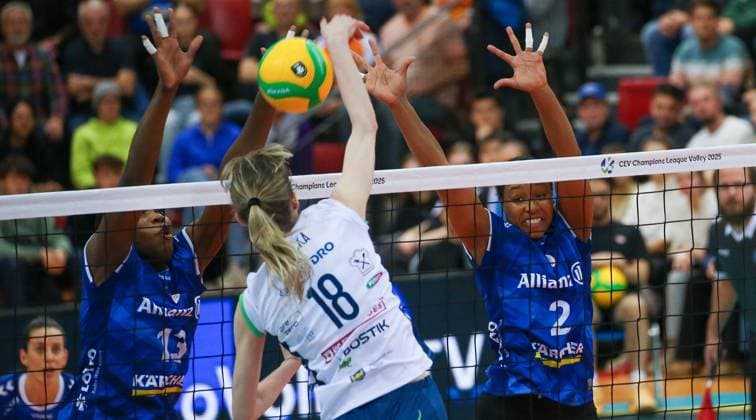 BAU 08 01 2025 Stuttgart Volleyball Allianz MTV Stuttgart vs BKS Bostik ZGO Bielsko Biala, from left to right Krystal Rivers and Breland Morrisette Stuttgart