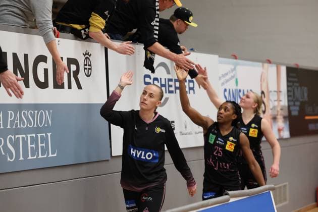 08 01 2025, Basketball, Women, DBBL Cup, Season 2024 2025, Saarlouis Royals Syntainics MBC, The team Saarlouis Royals celebrates the victory Saarlouis Stadtgartenhalle Saarland Germany EN Copyright: xSebastianxBachx