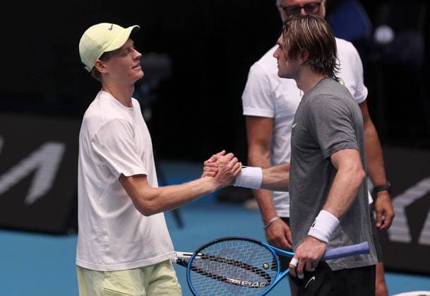 Jack Draper shakes hands with Jannik Sinner during practice Australian Open, Thursday Previews, Tennis, Melbourne Park, Melbourne, Australia - 09 Jan 2025  Copyright: xEllaxLing Shutterstockx 15085483ar