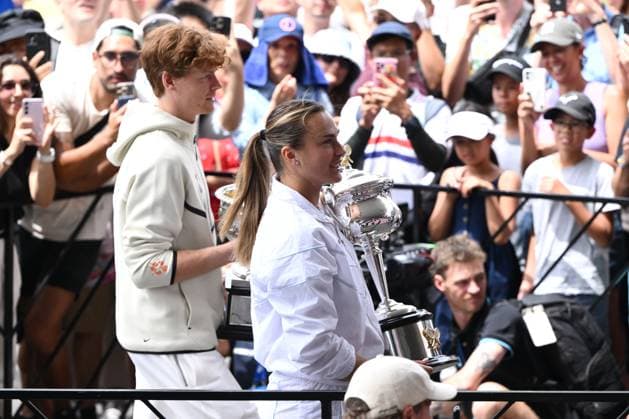 TENNIS AUSTRALIAN OPEN DRAW, Aryna Sabalenka of Belarus (right) arrives with the Daphne Akhurst Memorial Cup and Jannik Sinner of Italy (left) arrives with the Norman Brookes Challenge Cup during the draw for the 2025 Australian Open tennis tournament, at Melbourne Park, Melbourne, Thursday, January 09, 2025. ( NO ARCHIVING, EDITORIAL USE ONLY, NO USE IN BOOKS WITHOUT CONSENT Melbourne Victoria Australia  Copyright: xJOELxCARRETTx 20250109123131024043