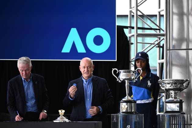 TENNIS AUSTRALIAN OPEN DRAW, Australian Open referee Wayne McKewen (centre) draws a women?s singles player alongside Tennis Australia CEO Craig Tiley (left) during the draw for the 2025 Australian Open tennis tournament, at Melbourne Park, Melbourne, Thursday, January 09, 2025. ( NO ARCHIVING, EDITORIAL USE ONLY, NO USE IN BOOKS WITHOUT CONSENT Melbourne Victoria Australia  Copyright: xJOELxCARRETTx 20250109151168631780
