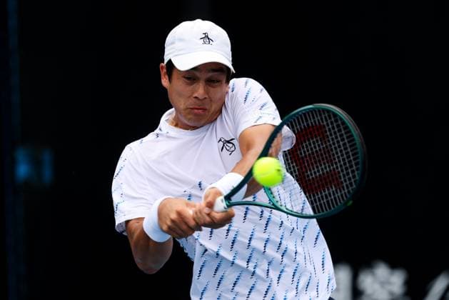 January 9, 2025: MELBOURNE, AUSTRALIA - JANUARY 09: Mackenzie McDonald of USA in his match against Gauthier Onclin of Belgium in final qualifying for the 2025 Australian Open at Melbourne Park on January 9, 2025 in Melbourne, Australia. Melbourne Australia - ZUMAp121 20250109_zsp_p121_044 Copyright: xChrisxPutnamx