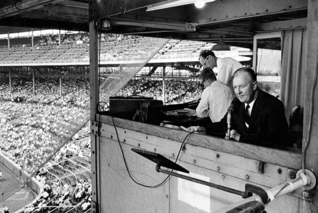 Archivbilder der Woche SPORT KW02 Paul Sullivan: Baseball Digest offers a nostalgic trip down memory lane -- for free Jack Brickhouse behind the mic at Wrigley Field in a photo circa Oct. 23, 1963. (Chicago Tribune historical photo TNS) CHICAGO IL USA EDITORIAL USE ONLY Copyright: xx 1627806 ChicagoxTribunexhistoricalxphotox krtphotoslive885215