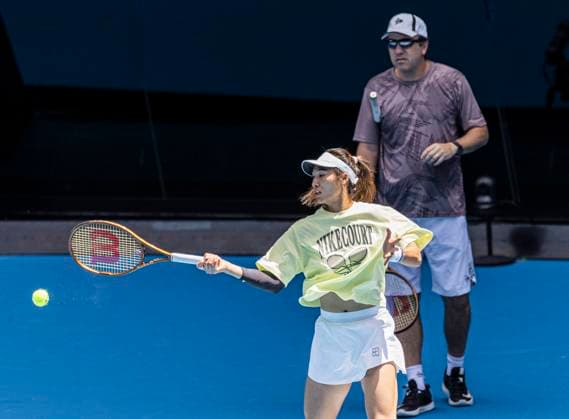 (250110) -- MELBOURNE, Jan. 10, 2025 -- Zheng Qinwen (L) of China and her coach Dante Bottini attend a training session during the Australian Open tennis tournament in Melbourne, Australia, Jan. 10, 2025. (Photo by Xinhua) (SP)AUSTRALIA-MELBOURNE-TENNIS-AUSTRALIAN OPEN-TRAINING ChuxChen 