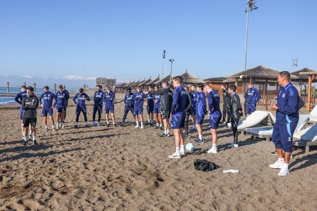10 01 2025, Football, Season 2024 2025, 2 Liga, FC Schalke 04 training camp in Belek Turkey, FC Schalke 04 team training on the beach in Belek Turkey xRHR PHOTO TRx Copyright: RHR-FOTOx RHR-FOTO TR