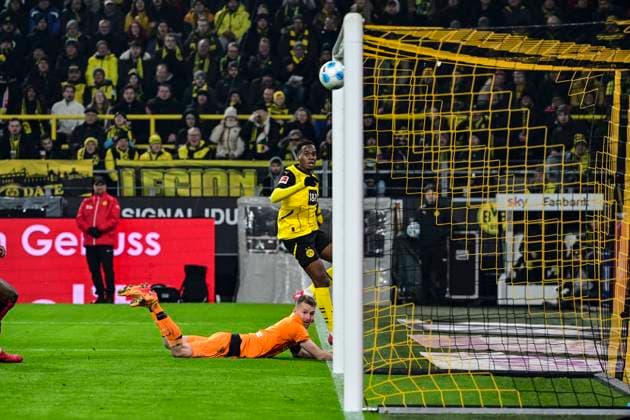 Bilder des Jahres 2025, Sport 01 Januar Sport Themen der Woche KW02 Sport Bilder des Tages Tor zum 1:2 durch Jamie Jermaine Bynoe-Gittens (Borussia Dortmund), Borussia Dortmund vs. Bayer Leverkusen, Fussball, 1. Bundesliga, 16. Spieltag, 10.01.2025 DFB regulations prohibit any use of photographs as image sequences and or quasi-video Dortmund Nordrhein-Westfalen Deutschland *** Goal for 1 2 by Jamie Jermaine Bynoe Gittens Borussia Dortmund , Borussia Dortmund vs Bayer Leverkusen, Football, 1 Bundesliga, 16 Matchday, 10 01 2025 DFB regulations prohibit any use of photographs as image sequences and or quasi video Dortmund Nordrhein Westfalen Germany Copyright: xkolbert-press MarcxNiemeyerx
