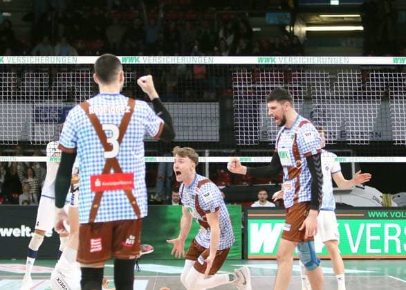 Herrschings joy at winning the first set, He Volleyballl, Bundesliga 2024 25 WWK Volleys Herrsching vs VfB Friedrichshafen, 10 01 25, BMW Park Copyright: WolfgangxFehrmann