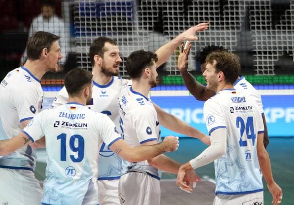 Friedrichshafens joy after winning a point, He Volleyballl, Bundesliga 2024 25 WWK Volleys Herrsching vs VfB Friedrichshafen, 10 01 25, BMW Park Copyright: WolfgangxFehrmann