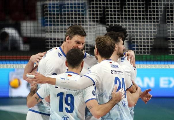 Friedrichshafens joy after winning a point, He Volleyballl, Bundesliga 2024 25 WWK Volleys Herrsching vs VfB Friedrichshafen, 10 01 25, BMW Park Copyright: WolfgangxFehrmann
