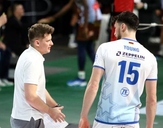 from left headcoach Adam SWACZYNA Friedrichshafen , George YOUNG Friedrichshafen , He Volleyballl, Bundesliga 2024 25 WWK Volleys Herrsching vs VfB Friedrichshafen, 10 01 25, BMW Park Copyright: WolfgangxFehrmann