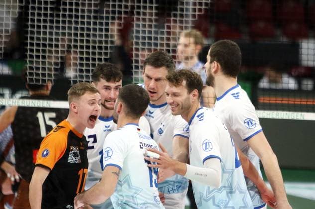 Friedrichshafens joy after winning a point, He Volleyballl, Bundesliga 2024 25 WWK Volleys Herrsching vs VfB Friedrichshafen, 10 01 25, BMW Park Copyright: WolfgangxFehrmann