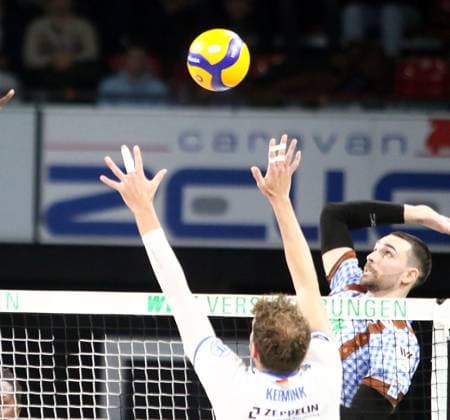 from left Wessel KEEMINK Friedrichshafen , Victor RODRIGUEZ PEREZ Herrsching , He Volleyballl, Bundesliga 2024 25 WWK Volleys Herrsching vs VfB Friedrichshafen, 10 01 25, BMW Park Copyright: WolfgangxFehrmann