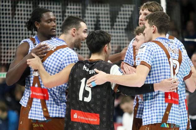 Herrsching joy after point win, He Volleyballl, Bundesliga 2024 25 WWK Volleys Herrsching vs VfB Friedrichshafen, 10 01 25, BMW Park Copyright: WolfgangxFehrmann