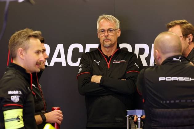 Thomas Laudenbach GER Head of Porsche Motorsport between team members in the pits, FIA Formula E World Championship Season 11, Mexico City E Prix, 10 01 2025, Mexico, 1 free practice session