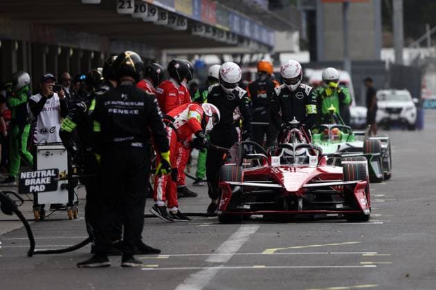 Oliver Rowland GBR Nissan fast charging in the pit lane, FIA Formula E World Championship Season 11, Mexico City E Prix, 10 01 2025, Mexico, 1Shake down, Test