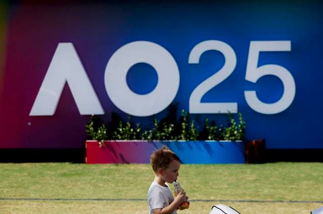 (250111) -- MELBOURNE, Jan. 11, 2025 -- A child is seen at Melbourne Park in Melbourne, Australia, Jan. 11, 2025. The main draw of the 2025 Australian Open runs from Jan. 12 to 26. ) (SP)AUSTRALIA-MELBOURNE-AUSTRALIAN OPEN MaxPing 