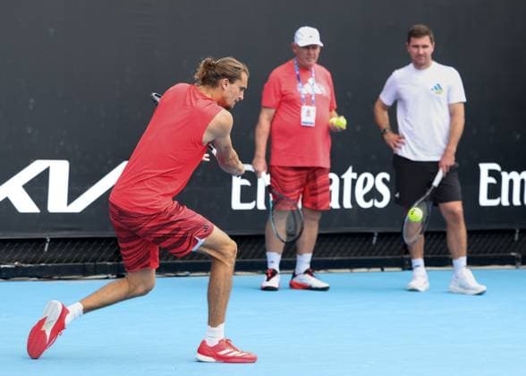 Alexander Zverev training, brother Mischa and father Alexander in the background, Australian Open 2024, Melbourne Park, Melbourne, Victoria, Australia Copyright: xJuergenxHasenkopfx