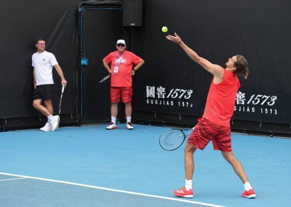 Alexander Zverev training, brother Mischa and father Alexander in the background, Australian Open 2024, Melbourne Park, Melbourne, Victoria, Australia Copyright: xJuergenxHasenkopfx