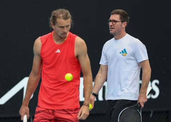 Alexander Zverev out of focus and brother Mischa ,Training, Australian Open 2024, Melbourne Park, Melbourne, Victoria, Australia Copyright: xJuergenxHasenkopfx