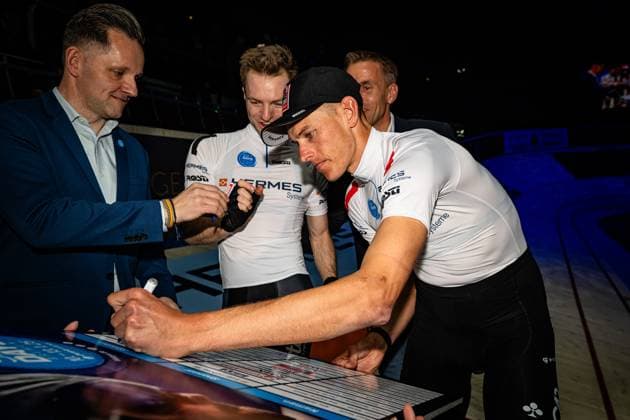HAVIK Yoeri, POLITT Nils Sixdays Bremen 2025 Team 1 HERMES SYSTEME HAVIK Yoeri NED Black POLITT Nils GER Red Landscape horizontal Landscape Event Event Sixdays Bremen 2025 Category Category Cycling Track Cycling Sixdays Elite Men Location Location Europe Germany Bremen ÖVB Arena Discipline Madison Distance m Date Date 10 01 2025 Friday Day 1